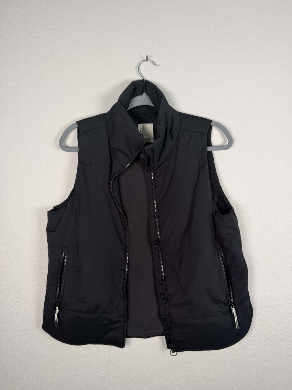Vuori Canyon Insulated Vest Womens Medium Black Puffer Full Zip Jacket Warm